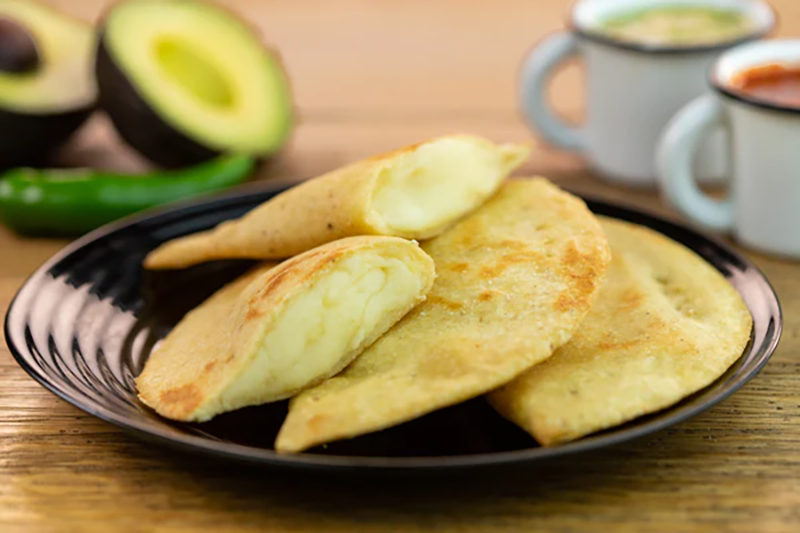 Quesadillas fritas de queso con papa hechas a mano