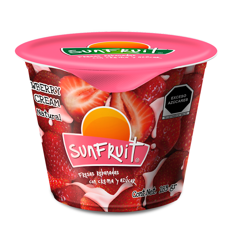 Fresas rebanadas con crema y azúcar